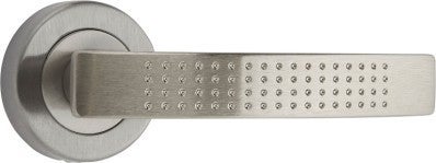 ensemble poignees de porte sur rosace acier zingue nickele lola chainey bricoman