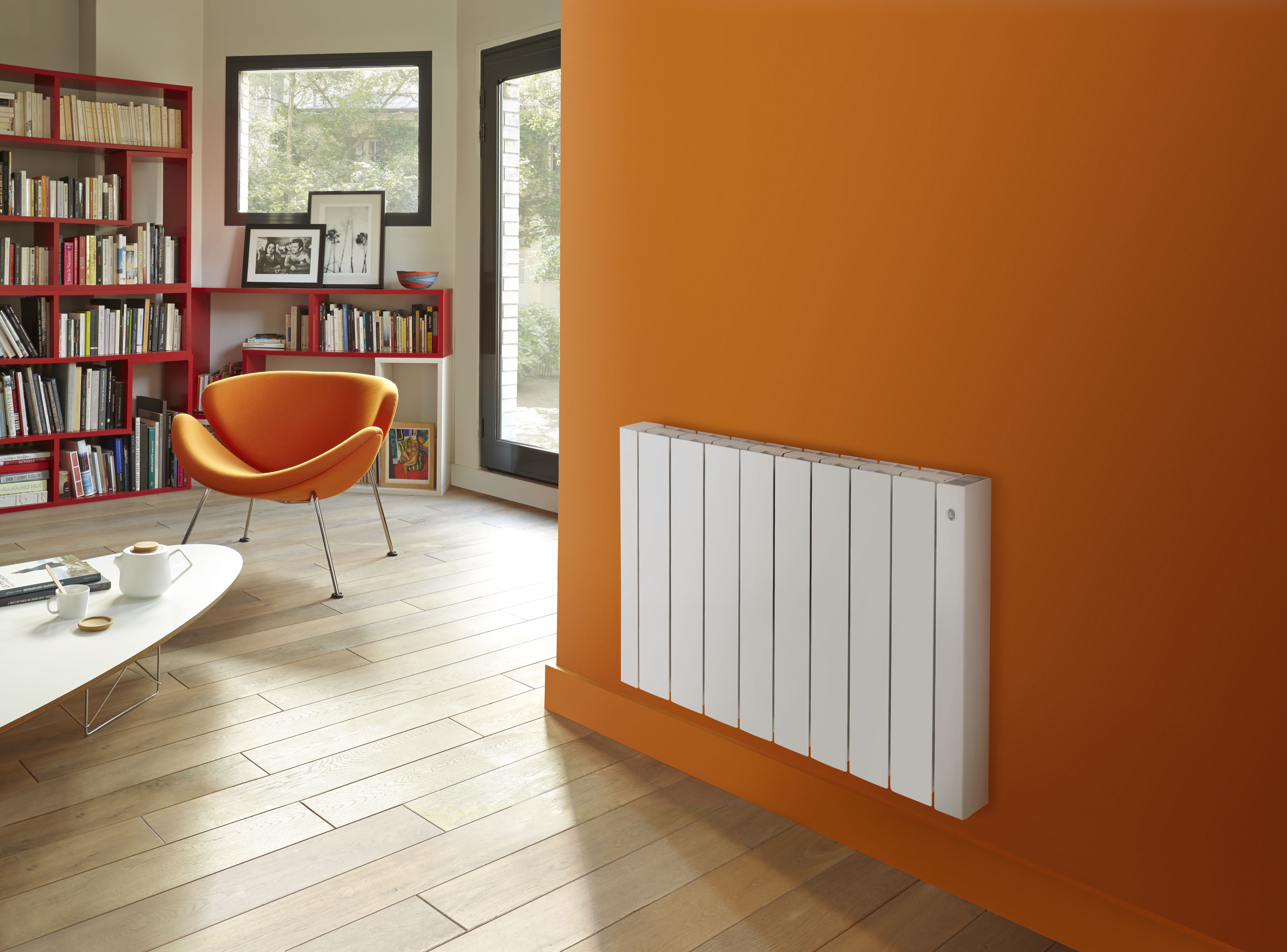 Radiateur électrique fixe à inertie fluide 1500W horizontal blanc - Ecran LCD - Programmation personnalisée - Détecteur de présence/absence - ACOVA