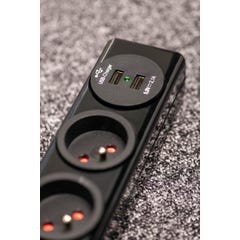 Brennenstuhl Multiprise hugo! Noire - 7 prises + 2 prises USB - avec parafoudre et 2m de cable 19.500A 4