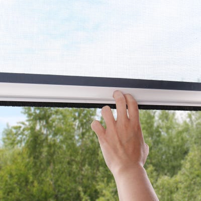 Store moustiquaire enroulable fenêtre PVC ou aluminium