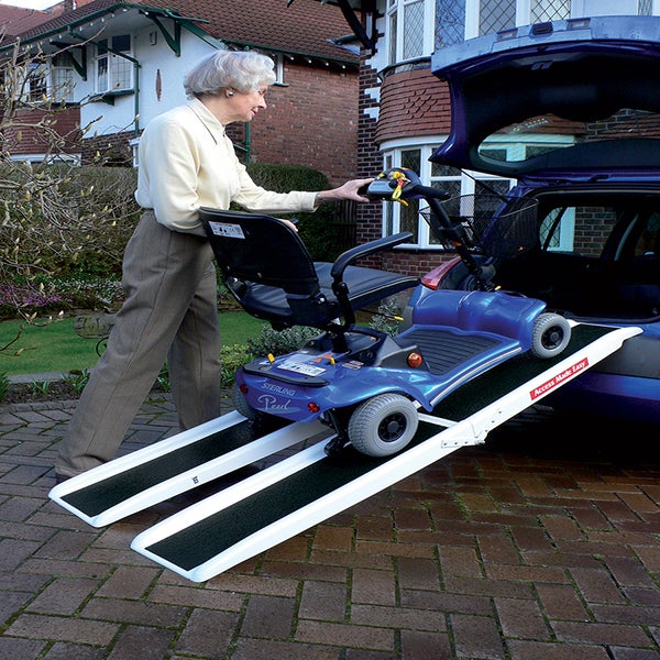 Rampe d'accès PMR amovible et pliante pour charger un fauteuil roulant dans  un véhicule - Dimension (Lxl) : 1830 x 203 mm - Prix Unitaire - 414120