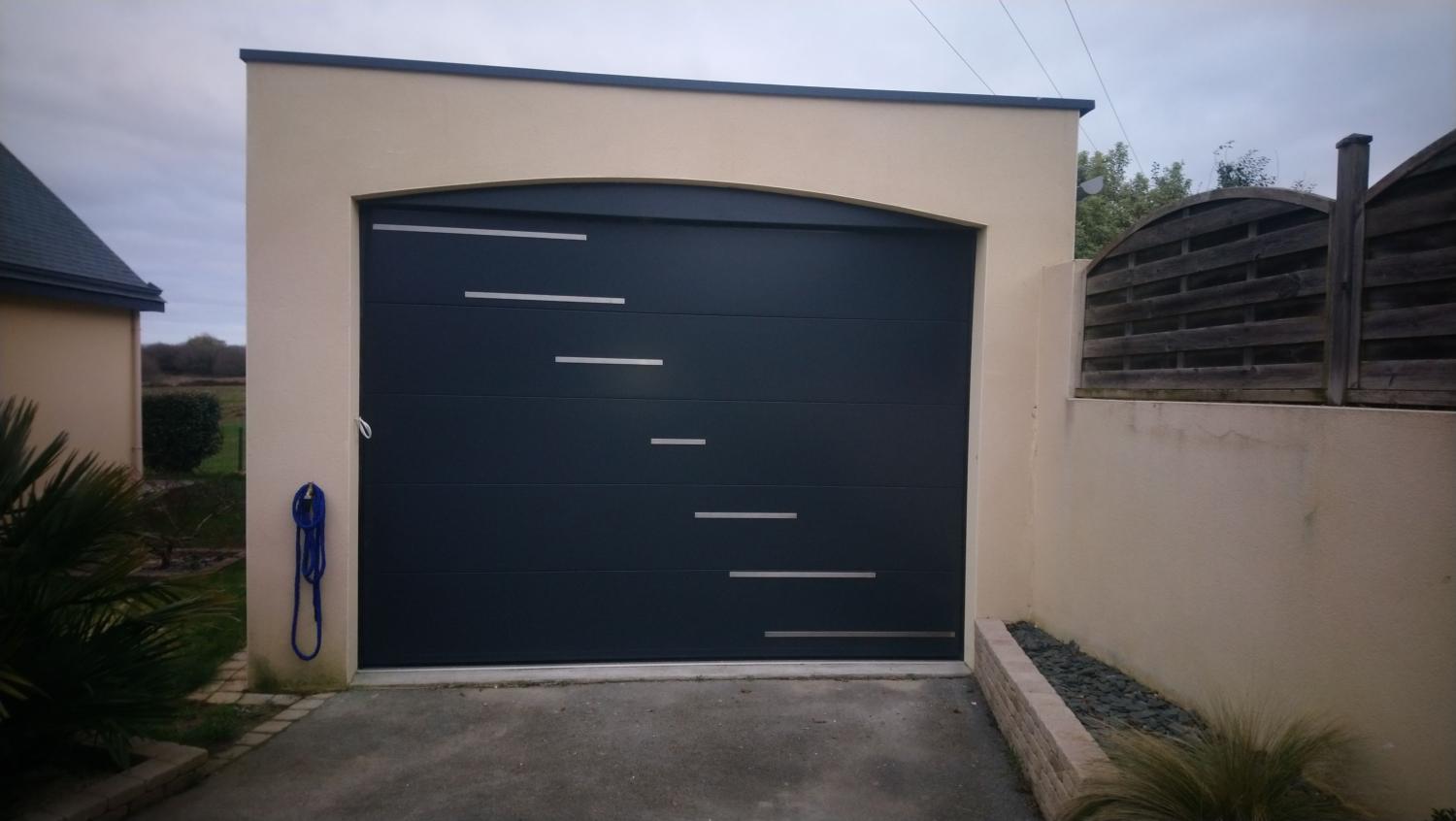 Porte de garage sectionnelle moderne 3 x 2,10m