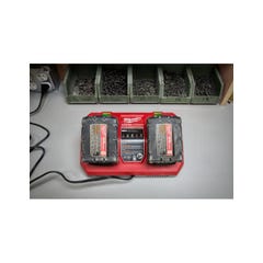 Chargeur rapide double de batteries 18V M18 DFC - MILWAUKEE 4932472073 3