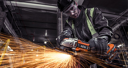 ouvrier utilisant un outil AEG produisant plein d'étincelles